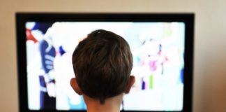 Баща комарджия наказва 11-годишното си дете да стои право с вдигнати ръце, когато загуби на хазарт