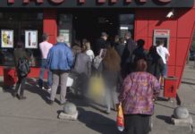 Опашки пред магазини и аптеки от рано сутринта в София