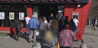 Опашки пред магазини и аптеки от рано сутринта в София