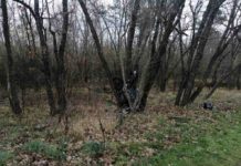 Млад моторист загина, след като изхвърча на завой, удари се в кола и се заби в дърво