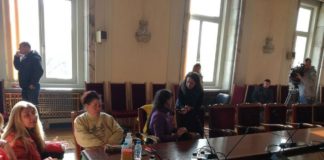 Сестрите отказват да излязат от парламента, НСО ще ги чака до довечера и ще ги изведе