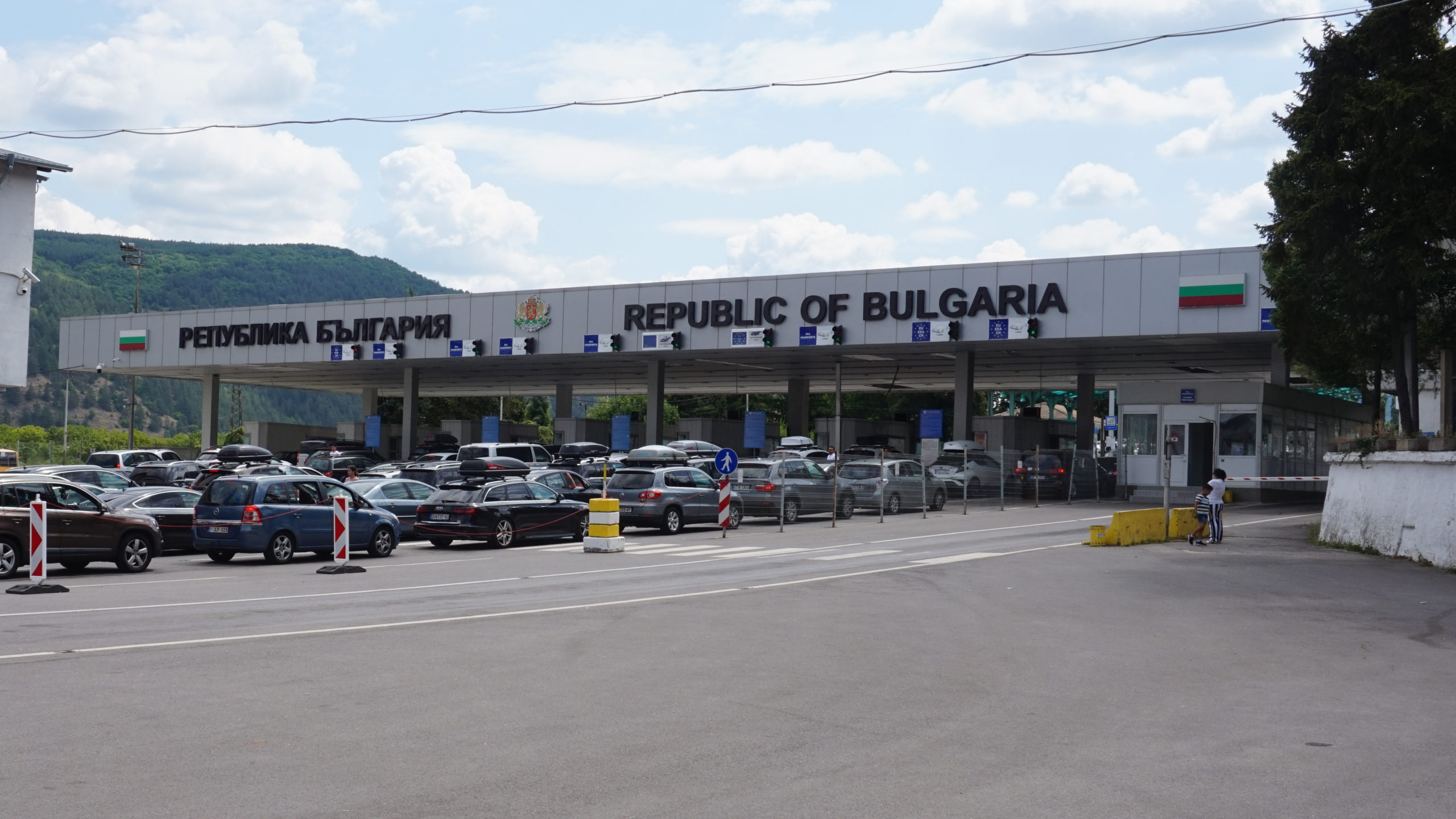 Интензивен е трафикът на някои гранични пунктове със Сърбия Румъния