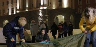 5 медицински сестри се барикадираха в парламента, шефът на НСО преговаря с тях