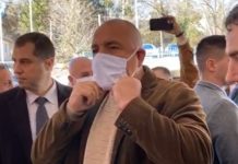 Борисов с маска във фабрика за защитно облекло