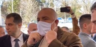 Борисов с маска във фабрика за защитно облекло