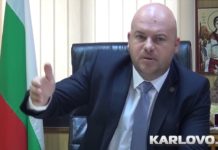 Френско семейство с две малки деца под карантина живее в автомобила си край Сопот