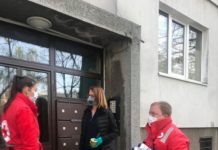 Фандъкова стана доброволец, носи храна на възрастни хора