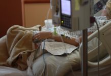 Лекари спасиха 15-годишно момиче, опитало да се отрови с хапчета