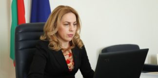 Вицепремиерът Николова поиска по-ниски цени на шезлонги и чадъри за Лято 2021