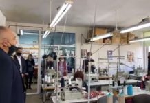 Премиерът инспектира цех за шиене на предпазни маски в Хасково