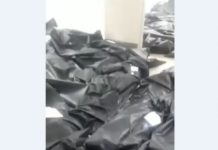 Смразяваща гледка: Трупове в чували на починали от вируса в Бергамо