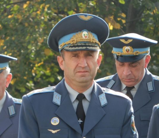 Радев е кабинетен генерал, който най-умее да се крие