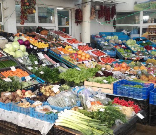 Доматите с 28% по-скъпи спрямо година по-рано, краставиците – с 43 на сто, поевтинели са картофи, зеле, лук