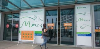 Моловете отвориха – малко посетители, магазините останаха празни