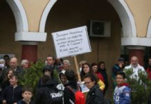 Жителите на столичния кв. „Захарна фабрика“ на протест, не искат циганите от виетнамските общежития