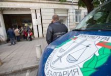 Зам.-министърът Живков не бил задържан, но го откараха с бус на прокуратурата