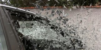 Кола прелетя над мантинела, четирима са ранени