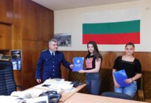 Ученички от Попово намериха плик с 290 лв. и го предадоха в полицията