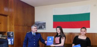 Ученички от Попово намериха плик с 290 лв. и го предадоха в полицията