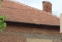 Паднали комини, напукани стени и наклонена необитаема къща в Стария Пловдив след земетресението