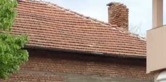 Паднали комини, напукани стени и наклонена необитаема къща в Стария Пловдив след земетресението