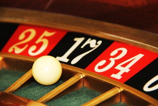 Шокиращи измами разкри НАП: близо 4000 „пациенти“, вместо да се лекуват в болници, залагали в казино