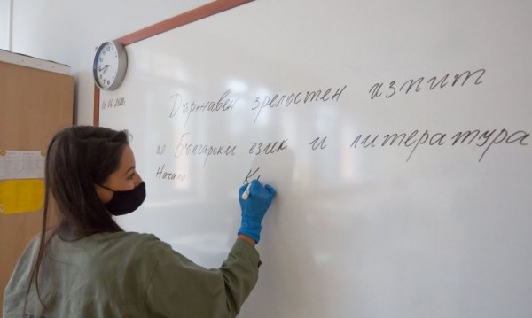 Министерството на образованието публикува отговорите от матурата по български език
