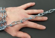 Приемно семейство вързало момиче с верига, за да не бяга и краде