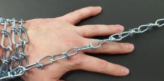 Приемно семейство вързало момиче с верига, за да не бяга и краде