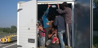 Бежанци се крият в хладилно ремарке на камион