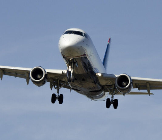 Авиокомпании от цял свят вдигат цените на билетите заради скъпото гориво