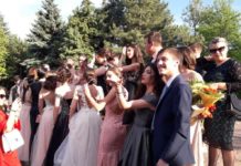 Министерството на образованието препоръча отлагане на абитуриентските балове