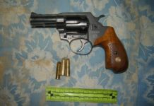 Заловиха търговци на оръжия по време на сделка с 12 пищова и картечни пистолети