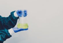 Затворник поръча да залеят с киселина бившата му приятелка