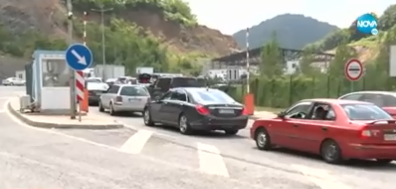 Засилен е трафикът на румънски леки автомобили на влизане в