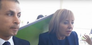 Пано с надпис „Изправи се“ удари по главата Мая Манолова в Бургас /видео/