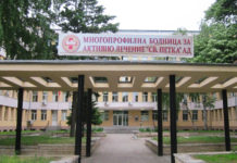 Починалият от коронавирус 77-годишен лекар се върнал във видинската болница, защото не достигали медици