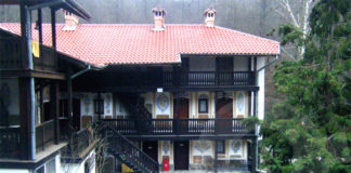 Игуменът на Чекотинския манастир благодари на Борисов за дарението от 20 хил. лв., тъкмо спрял ремонта поради липса на пари