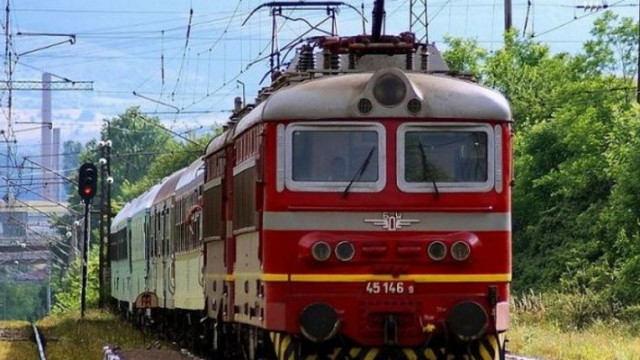 Пътнически влак дерайлира Инцидентът е станал в участъка Антон Копривщица