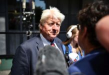 Бащата на Борис Джонсън мина през България, за да наруши правилата и влезе в Гърция