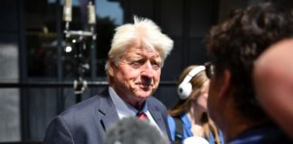 Бащата на Борис Джонсън мина през България, за да наруши правилата и влезе в Гърция