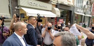 Посрещнаха Радев в Пловдив с викове „Оставка” и „Мутра“ (ВИДЕО)