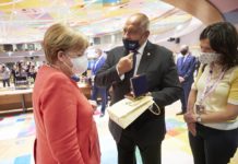 Борисов подари сребърна бъклица с розово масло на Ангела Меркел за рождения й ден