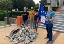 Във Варна търсят знаменосци на протеста с обява