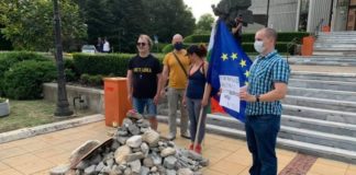 Във Варна търсят знаменосци на протеста с обява