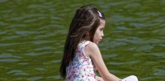 Откриха приемно семейство за битото от майка си момиченце в Перник