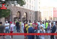 Телевизията на БСП отразява протест на собственика на сайт за фалшиви новини