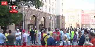 Телевизията на БСП отразява протест на собственика на сайт за фалшиви новини