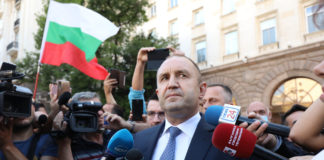 Радев прекъсва зарята за Левски в Карлово, за да говори по БНТ