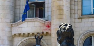 Обвиниха мъжа, залял Съдебната палата с червена боя